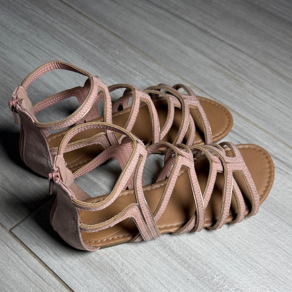 Madden girl (big kids) size 5 light pink & gold zip up
Gladiator sandals casual